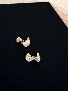 ゴールドクリスタル波状ピアス