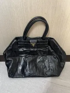PRADA リボン付きブラックパテントレザー（エナメル）ハンドバッグ