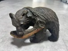 木製クマ　彫刻 魚を咥えたデザイン　一刀彫