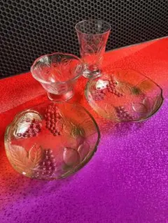 ヴィンテージクリスタルプレスガラスフルーツボウル（ルビーのブドウ
