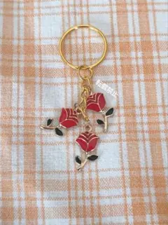 ハンドメイド♪　チャーム付きキーリング・キーホルダー(バラ)♡赤×ゴールド　軽量