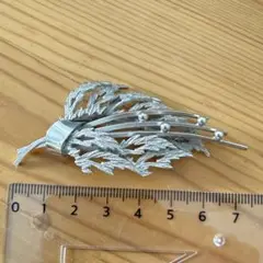 シルバー色の葉デザインブローチ　リーフ　ブーケ