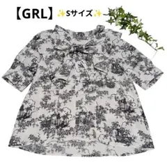 美品【ＧRL】トワル・ド・ジュイ風プリント 半袖フリルブラウスパフスリーブ（S）
