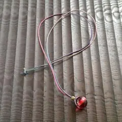 とんぼ玉　紐のペンダント(手作りガラス)クリアーレッドマーブル　ネックレス