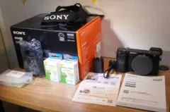 SONY α6400 ダブルズームレンズキット 純正予備BT付 - メルカリ