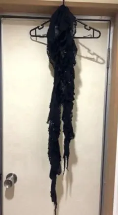 フェザー装飾付き ブラックニットマフラー - メルカリ