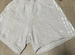 アディダス　総ロゴハーフパンツ　刺繍ロゴ