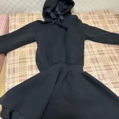 黒いフード付きカジュアルワンピース