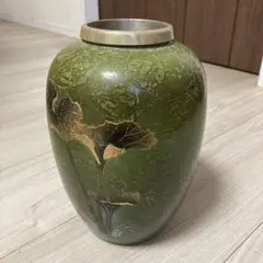 植物模様の緑色陶器花瓶