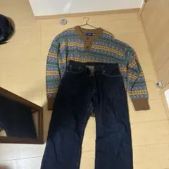 ニットセーターとデニムパンツのセット