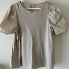 PLST パフスリーブ　ベージュ　Tシャツ　ブラウスのサムネイル
