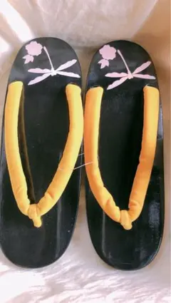 着物浴衣に♡新品未使用　漆塗り？黒塗りピンクのとんぼ蜻蛉とお花　下駄　黄色鼻緒