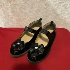 黒いリボン付きフォーマルシューズ