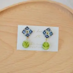 青・白・黄色の花模様のスクエアピアス ガラスタイルカボション No.917