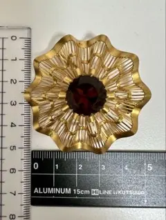 ゴールドフラワーブローチ ブラウンストーン付き