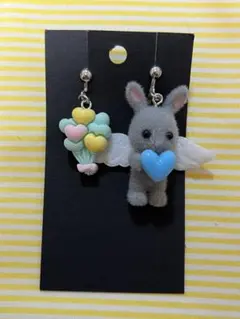 灰色うさぎのイヤリング