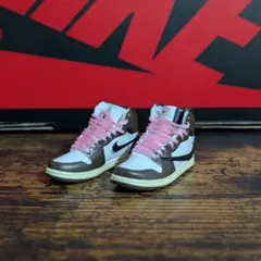Travis Scott × Nike Air Jordan 1 フィギュア