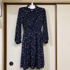 花柄ワンピース ネイビー、小花柄、膝丈 Mサイズ