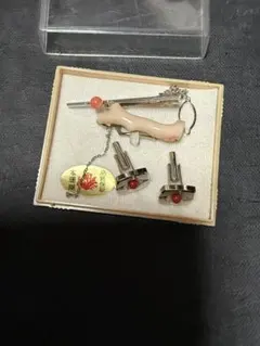 u*7様 ヴィンテージvintage本珊瑚銀製赤珊瑚ネクタイピン二本とカフスボタ