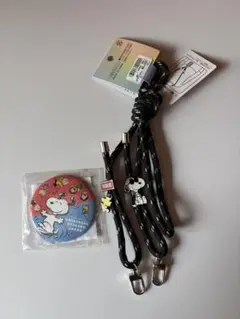 ユニバ　スヌーピー スマホショルダーストラップ　& 缶バッジ