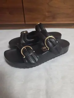 Ferragamoフェラガモ　ゴールドガンチーニフラットサンダル　黒　6 1/2のサムネイル