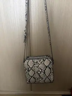GU ヘビ柄ショルダーバッグ ホワイト ブラック