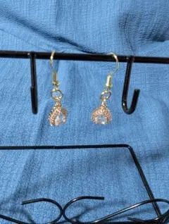 ゴールドのクリスタルドロップピアス