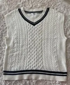 ホワイト Vネック ケーブルニットベスト