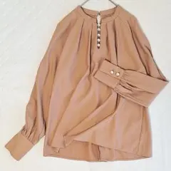 ルイルエブティック　洗える　ストレッチスリットパールスタンドカラーブラウス　M