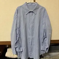 リボン付きライトブルーシャツ