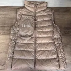 【美品】UNIQLO ウルトラライトダウン ベージュ ベスト M 人気　袋付き