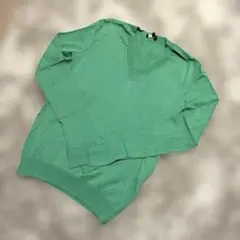 【theory】グリーンのシンプルVネックニット