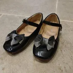 黒色リボン付きフォーマルシューズ