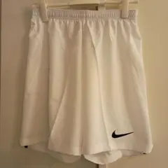 Nike Dri-Fit Slim Fit ホワイトショートパンツ