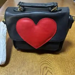 ハート型装飾の黒いショルダーバッグ