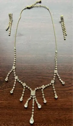 PETITSOIR クリスタルネックレスとピアスセット　結婚式　パーティー　卒業