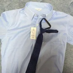 水色ボタンダウンシャツとネイビーのネクタイ