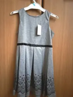 グレーの花柄刺繍ワンピース 120cm 新品