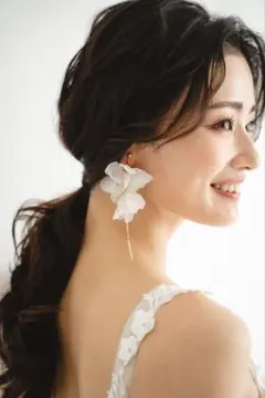 ホワイト花モチーフピアス