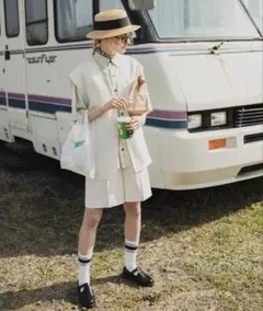 アイボリー ノースリーブトップスとワイドパンツセットアップ