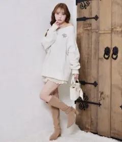 Nice claup ブローチ付きオフショルニット