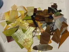 ステンドグラス、端材（1〜9㎝ほど）、黄色〜茶系