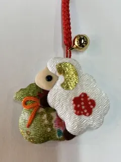 ハンドメイド　ストラップ　ちりめん根付・縁起ひつじ