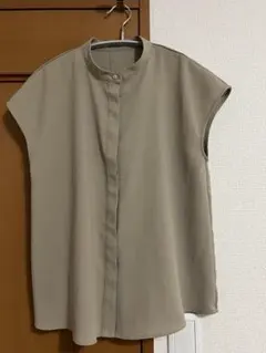 【美品】スタンドカラー 半袖ブラウス ベージュ　Sサイズのサムネイル