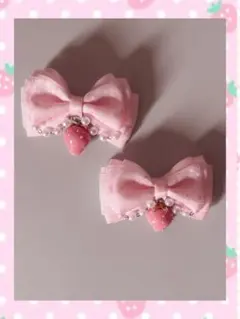いちごの装飾のピンクリボンヘアクリップ