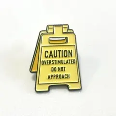 CAUTION 警告看板 ピンバッジ キャパオーバーにつき近寄るな Pins