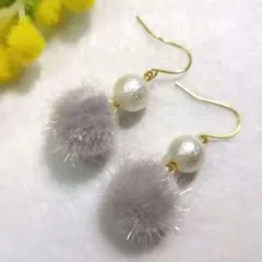 ハンドメイドピアス　3109　　　　　ファーボールとコットンパール風ビーズ