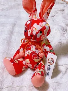 赤い和風花柄のウサギぬいぐるみ