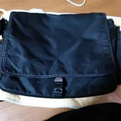 M*I様 PRADA ブラック メッセンジャーバッグ　学生さんや会社員に最適