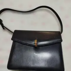 黒いレザーショルダーバッグ